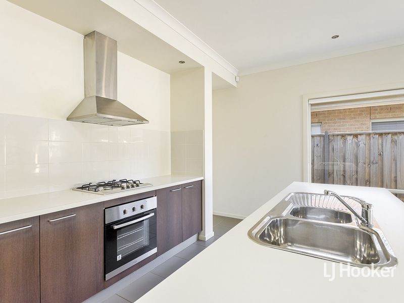 12 Seafarer Way, Sanctuary Lakes VIC 3030