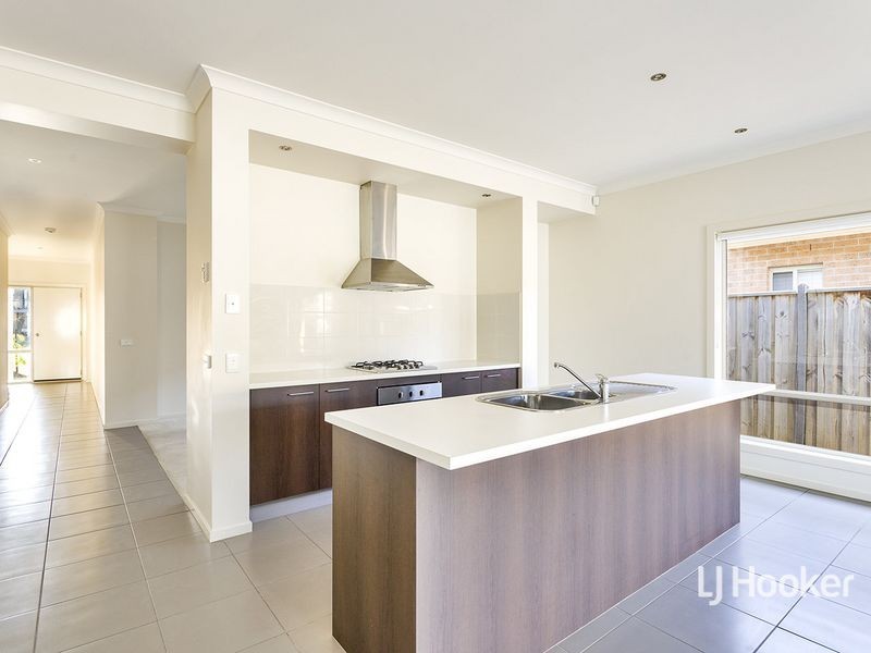 12 Seafarer Way, Sanctuary Lakes VIC 3030