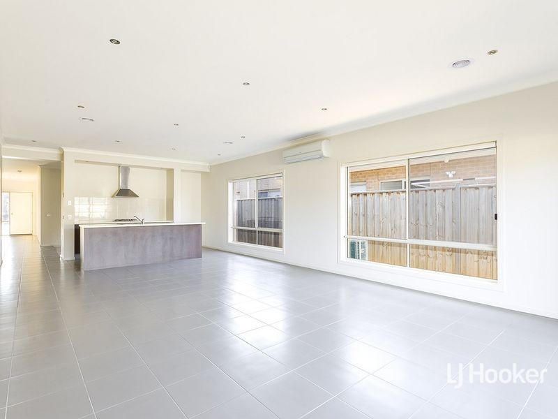 12 Seafarer Way, Sanctuary Lakes VIC 3030