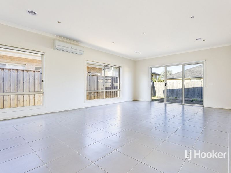 12 Seafarer Way, Sanctuary Lakes VIC 3030