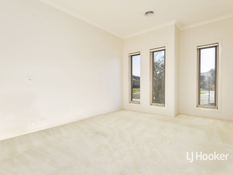 12 Seafarer Way, Sanctuary Lakes VIC 3030