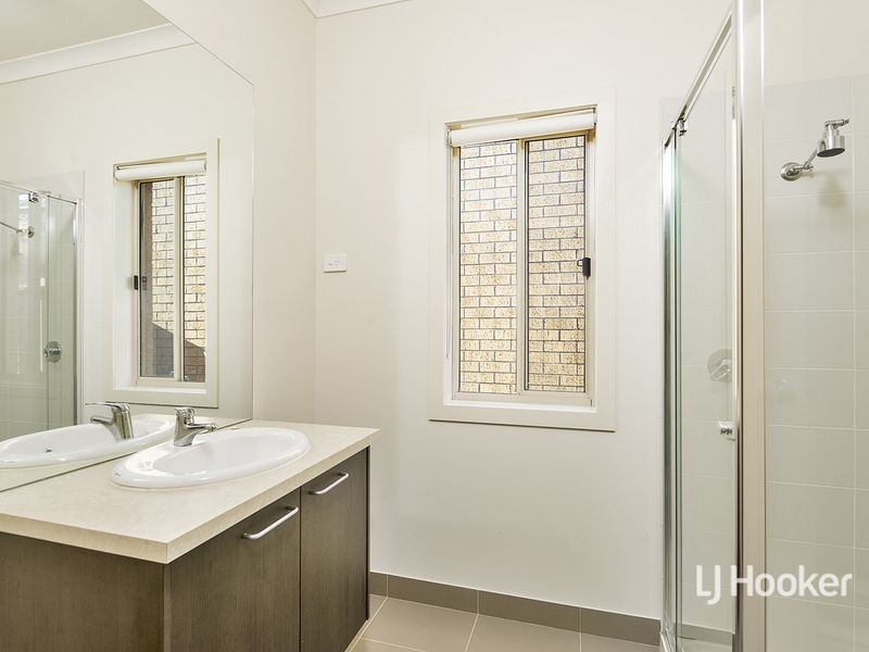 12 Seafarer Way, Sanctuary Lakes VIC 3030