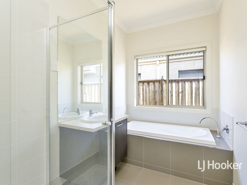 12 Seafarer Way, Sanctuary Lakes VIC 3030