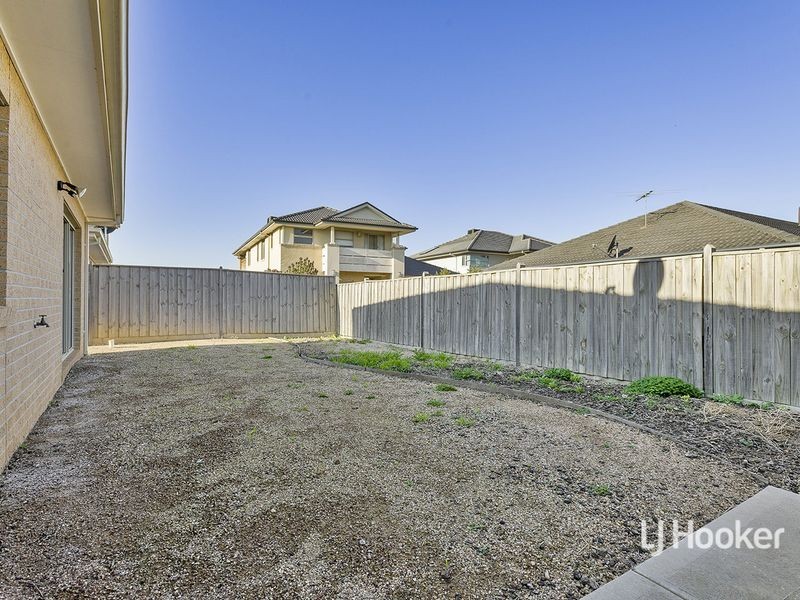 12 Seafarer Way, Sanctuary Lakes VIC 3030