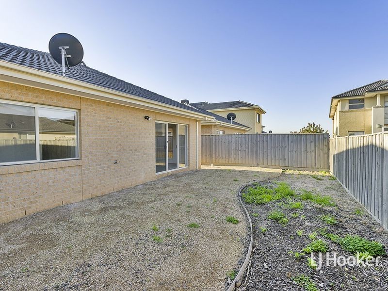 12 Seafarer Way, Sanctuary Lakes VIC 3030