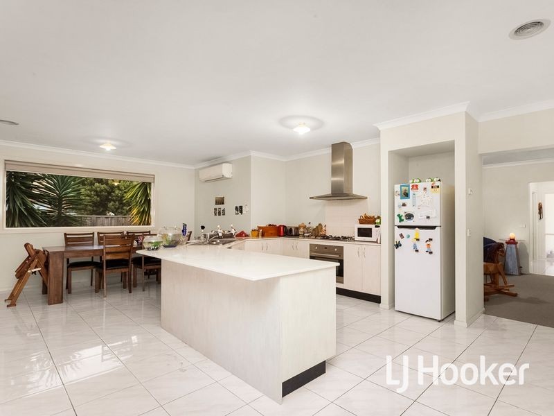 16 North Shore Drive, Sanctuary Lakes VIC 3030