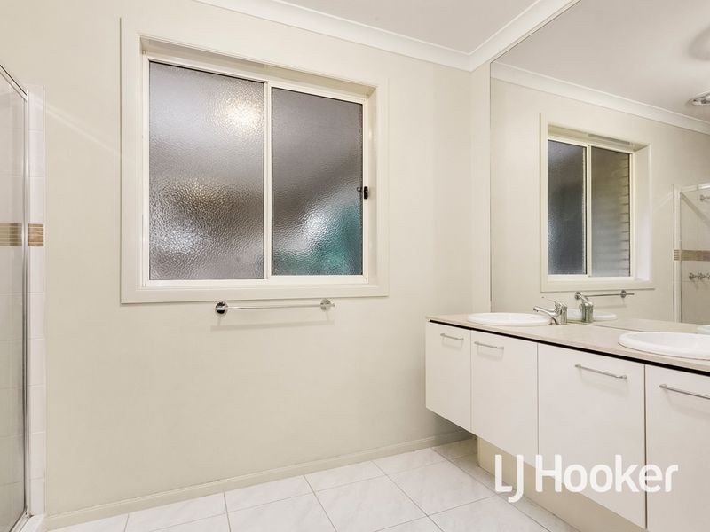 16 North Shore Drive, Sanctuary Lakes VIC 3030