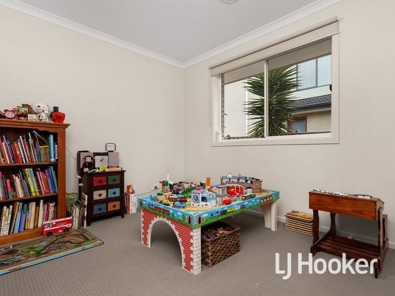 16 North Shore Drive, Sanctuary Lakes VIC 3030