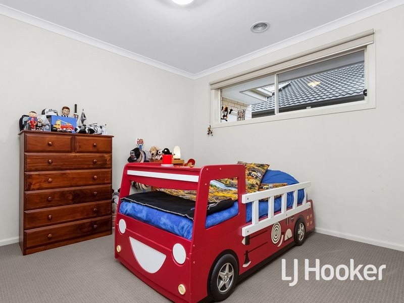 16 North Shore Drive, Sanctuary Lakes VIC 3030