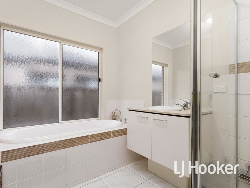 16 North Shore Drive, Sanctuary Lakes VIC 3030