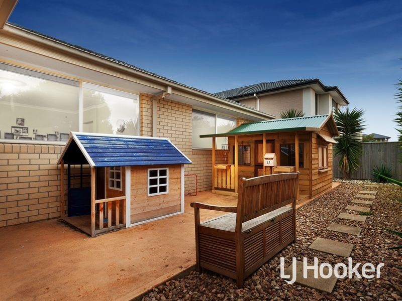 16 North Shore Drive, Sanctuary Lakes VIC 3030