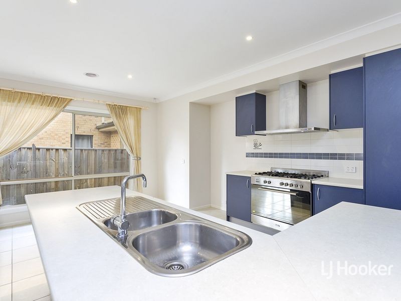 8 Tarcoola Crescent, Sanctuary Lakes VIC 3030