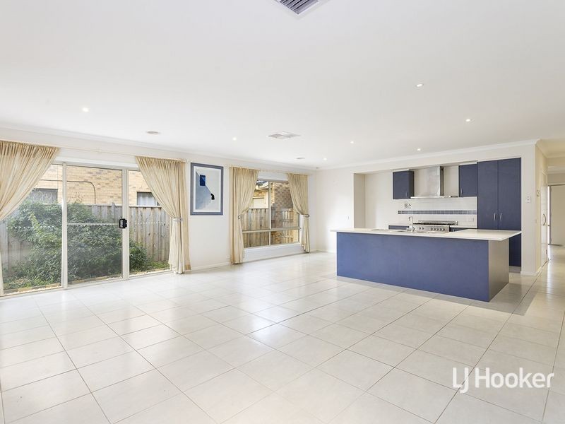 8 Tarcoola Crescent, Sanctuary Lakes VIC 3030