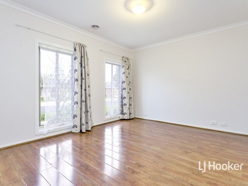 8 Tarcoola Crescent, Sanctuary Lakes VIC 3030