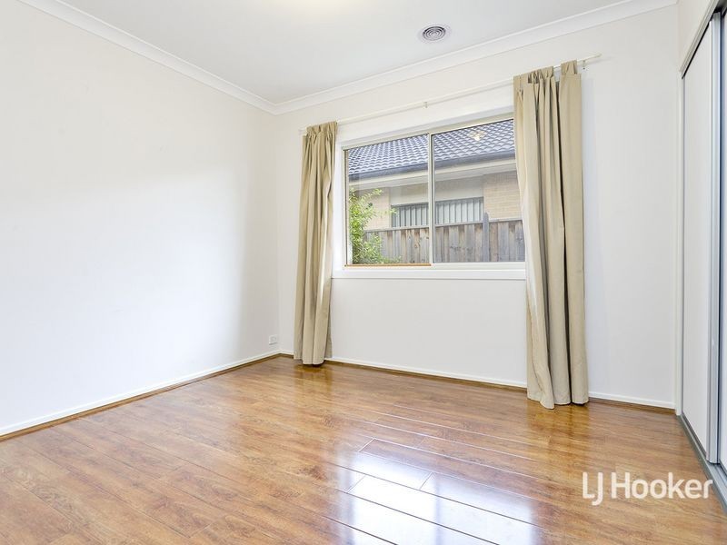 8 Tarcoola Crescent, Sanctuary Lakes VIC 3030