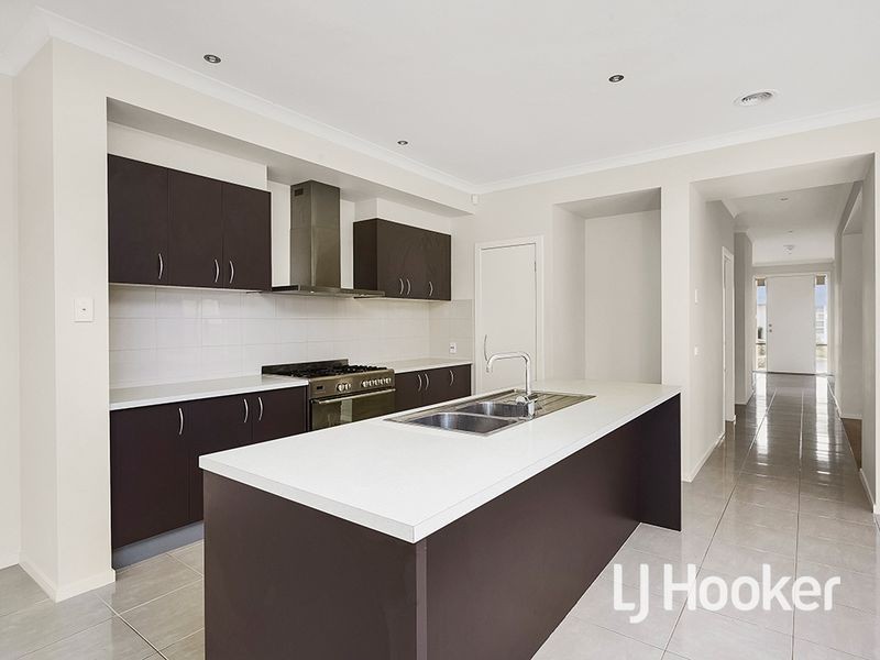 16 Seafarer Way, Sanctuary Lakes VIC 3030