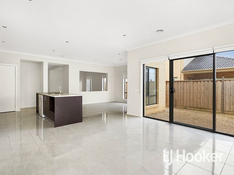 16 Seafarer Way, Sanctuary Lakes VIC 3030