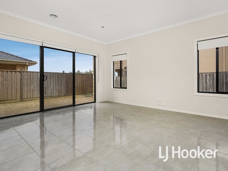 16 Seafarer Way, Sanctuary Lakes VIC 3030