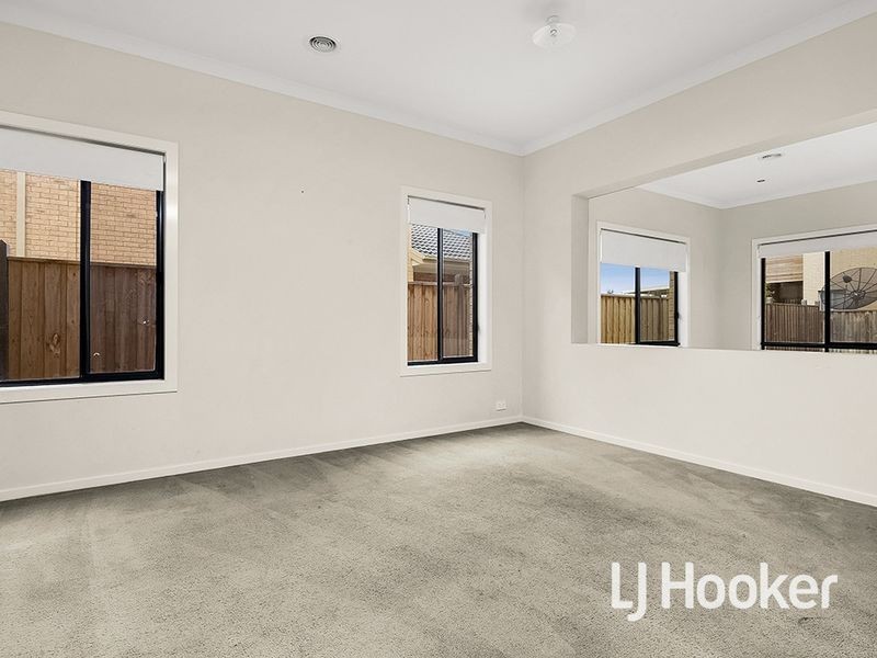 16 Seafarer Way, Sanctuary Lakes VIC 3030