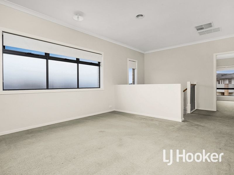 16 Seafarer Way, Sanctuary Lakes VIC 3030