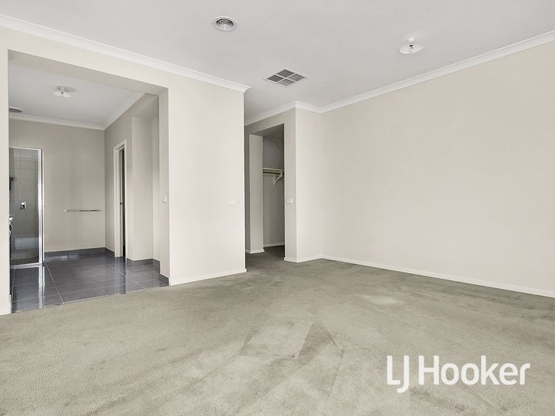 16 Seafarer Way, Sanctuary Lakes VIC 3030