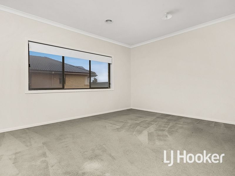 16 Seafarer Way, Sanctuary Lakes VIC 3030