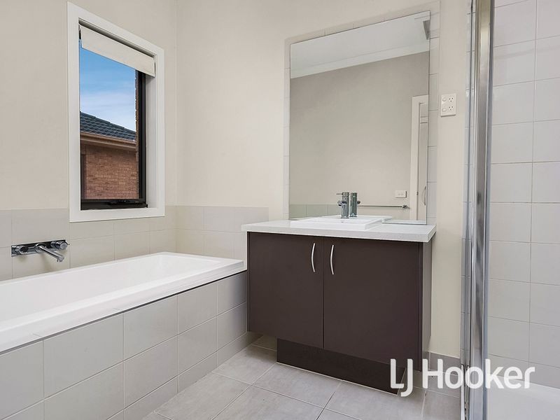 16 Seafarer Way, Sanctuary Lakes VIC 3030