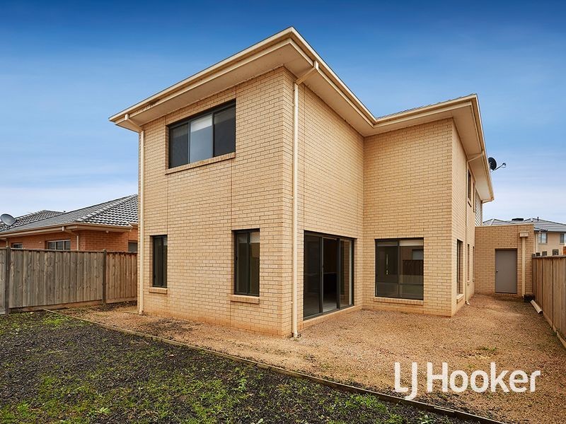 16 Seafarer Way, Sanctuary Lakes VIC 3030