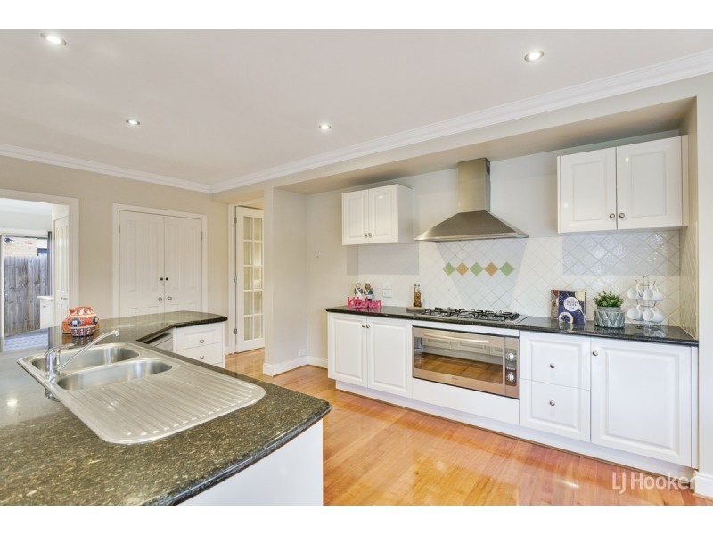 18 Creswick Drive, Point Cook VIC 3030