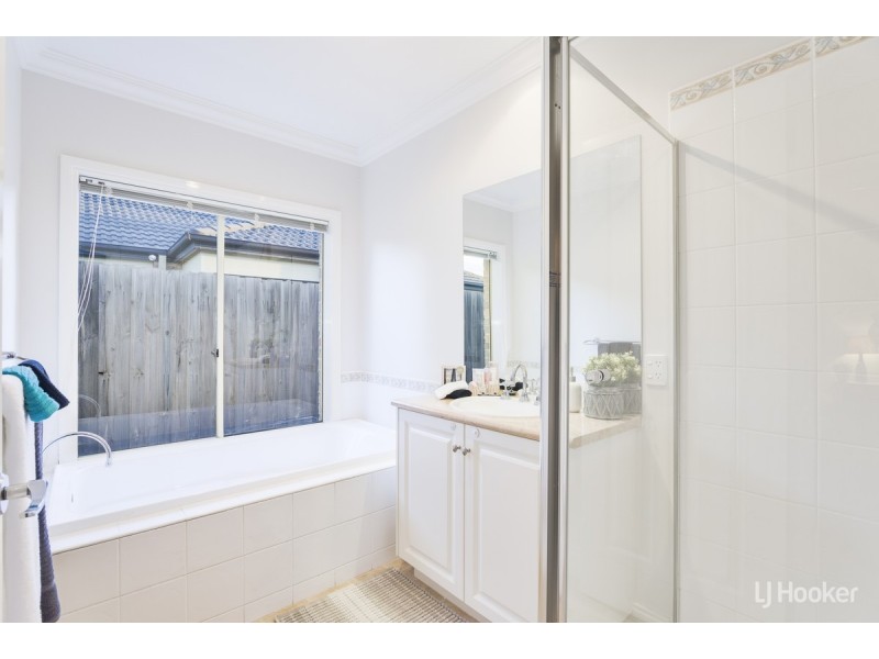 18 Creswick Drive, Point Cook VIC 3030