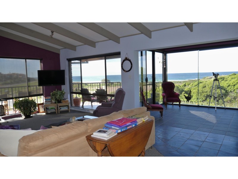 8 Warbler Crescent, North Narooma NSW 2546