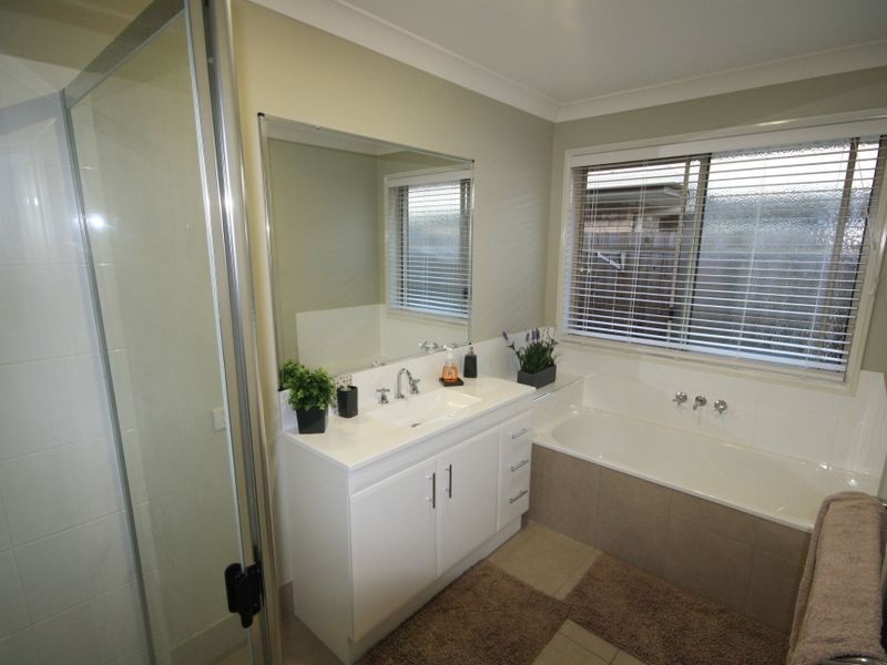 5 Huggins Avenue, Yarrabilba QLD 4207