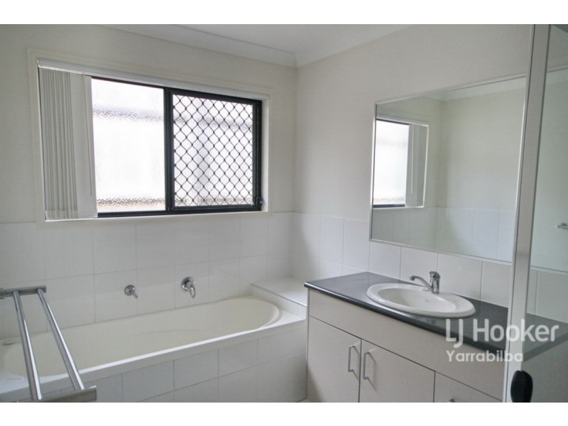 8 Aspect Place, Pacific Pines QLD 4211