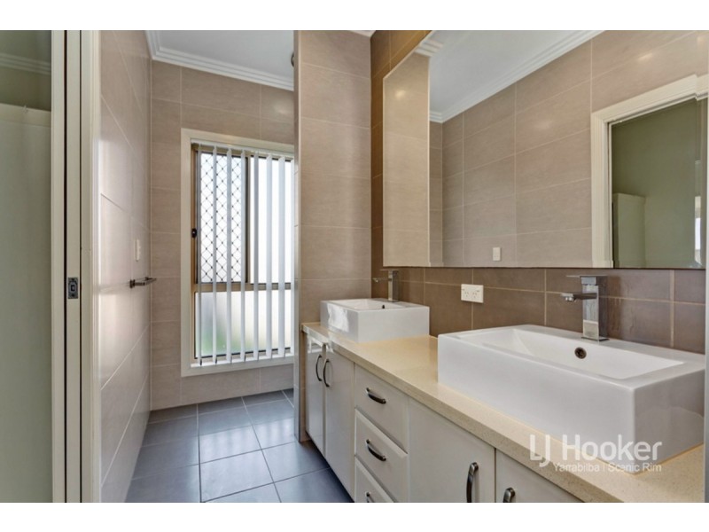 38 Maryland Drive, Regents Park QLD 4118
