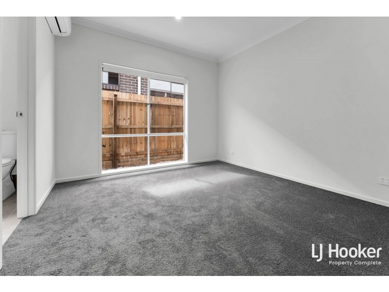 33 Endeavour Crescent, Pallara QLD 4110