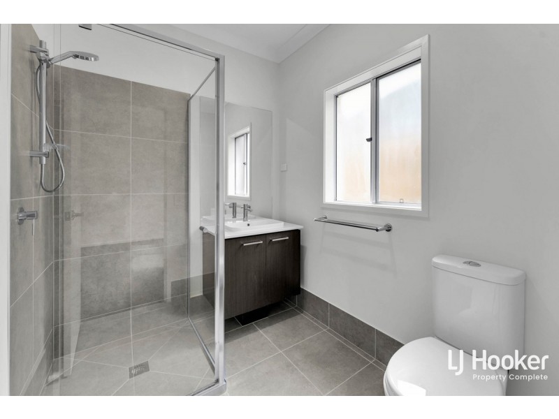 33 Endeavour Crescent, Pallara QLD 4110