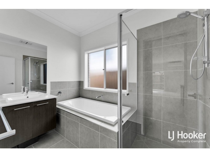 33 Endeavour Crescent, Pallara QLD 4110