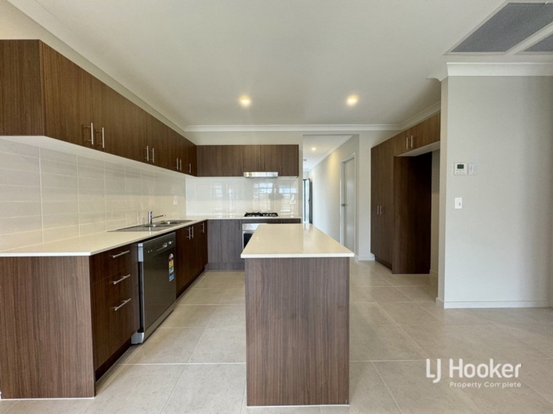 8 Capilano Way, Spring Mountain QLD 4124