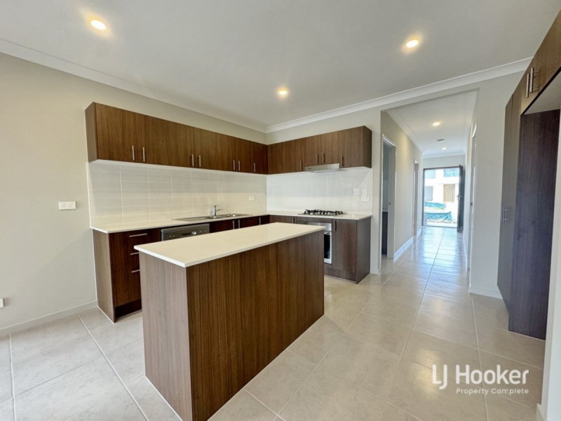 8 Capilano Way, Spring Mountain QLD 4124