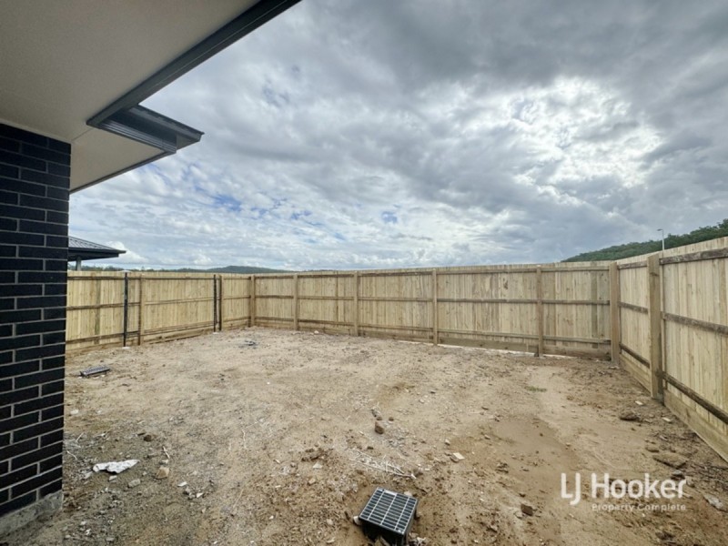 8 Capilano Way, Spring Mountain QLD 4124