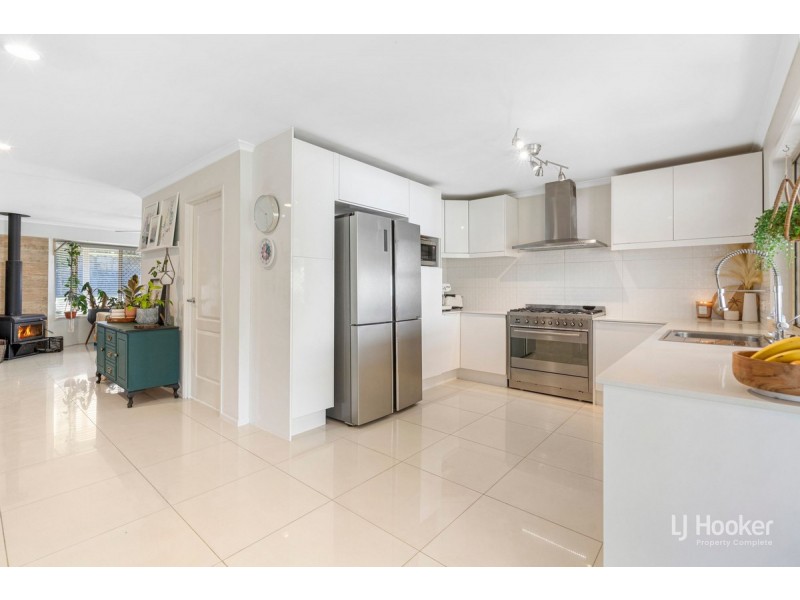 16 Duesbury Crescent, Edens Landing QLD 4207
