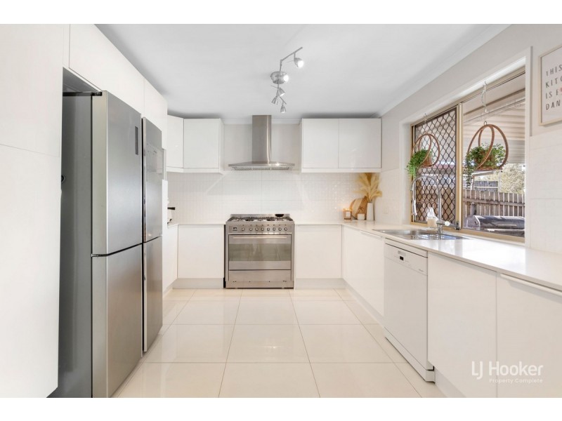 16 Duesbury Crescent, Edens Landing QLD 4207