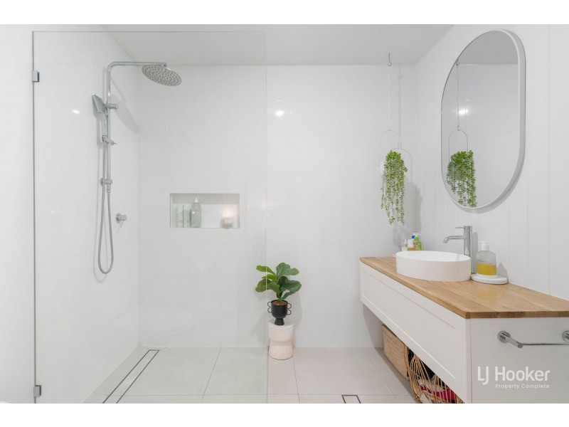 16 Duesbury Crescent, Edens Landing QLD 4207