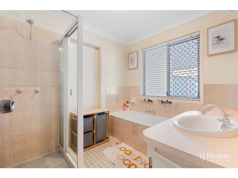 16 Duesbury Crescent, Edens Landing QLD 4207