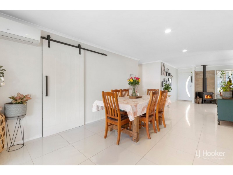 16 Duesbury Crescent, Edens Landing QLD 4207