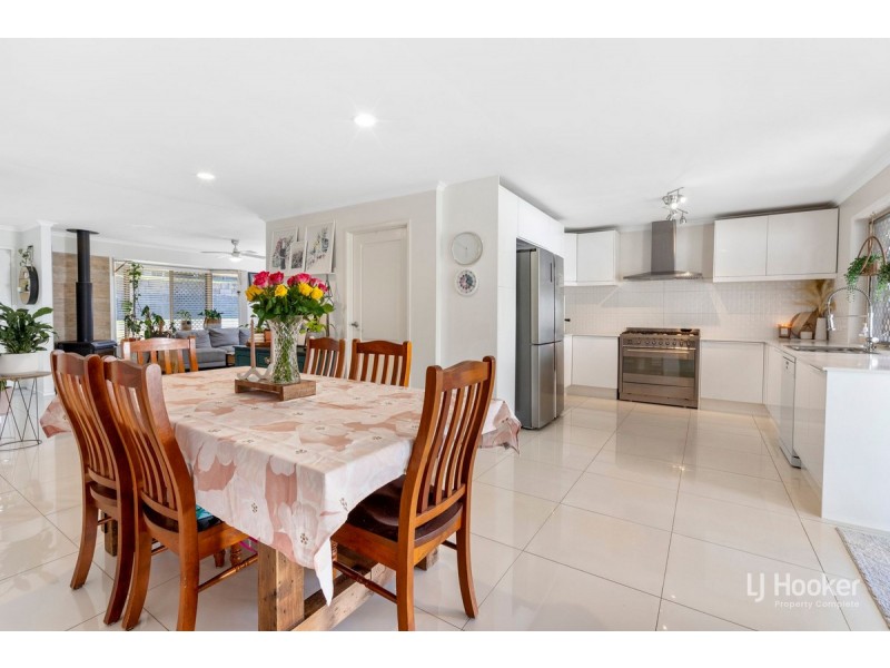 16 Duesbury Crescent, Edens Landing QLD 4207
