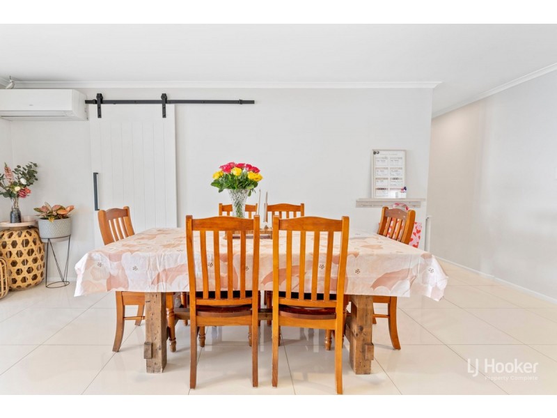 16 Duesbury Crescent, Edens Landing QLD 4207