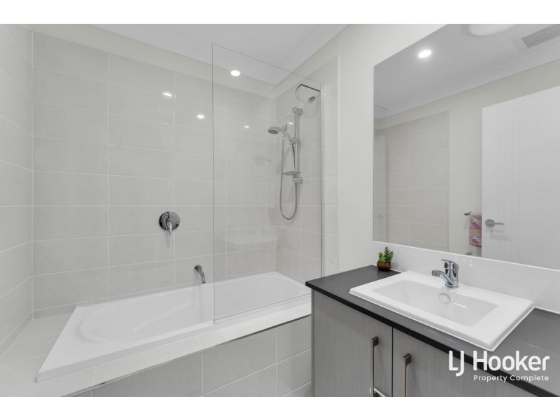 1/8 Highlands Street, Yarrabilba QLD 4207