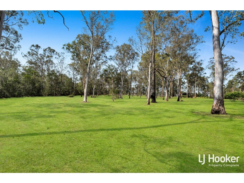 313-319 Clifton Drive, North Maclean QLD 4280