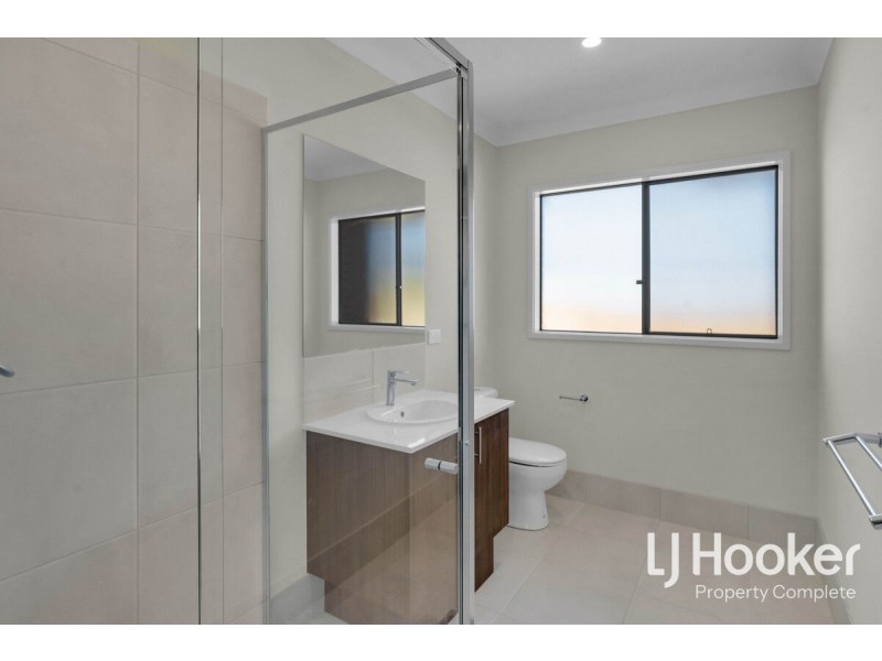 8 Capilano Way, Spring Mountain QLD 4124
